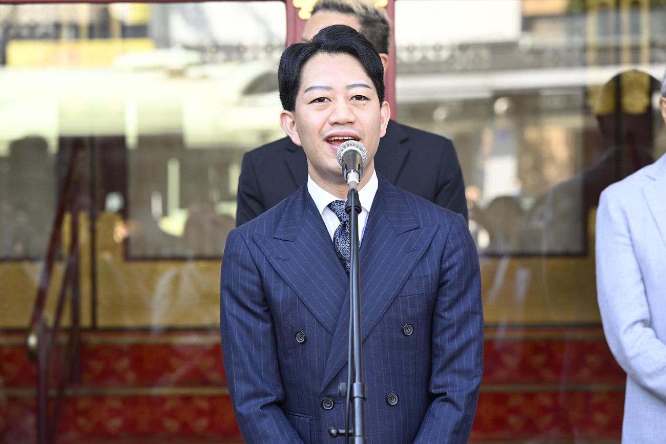 上演前に館前あいさつに立った中村壱太郎