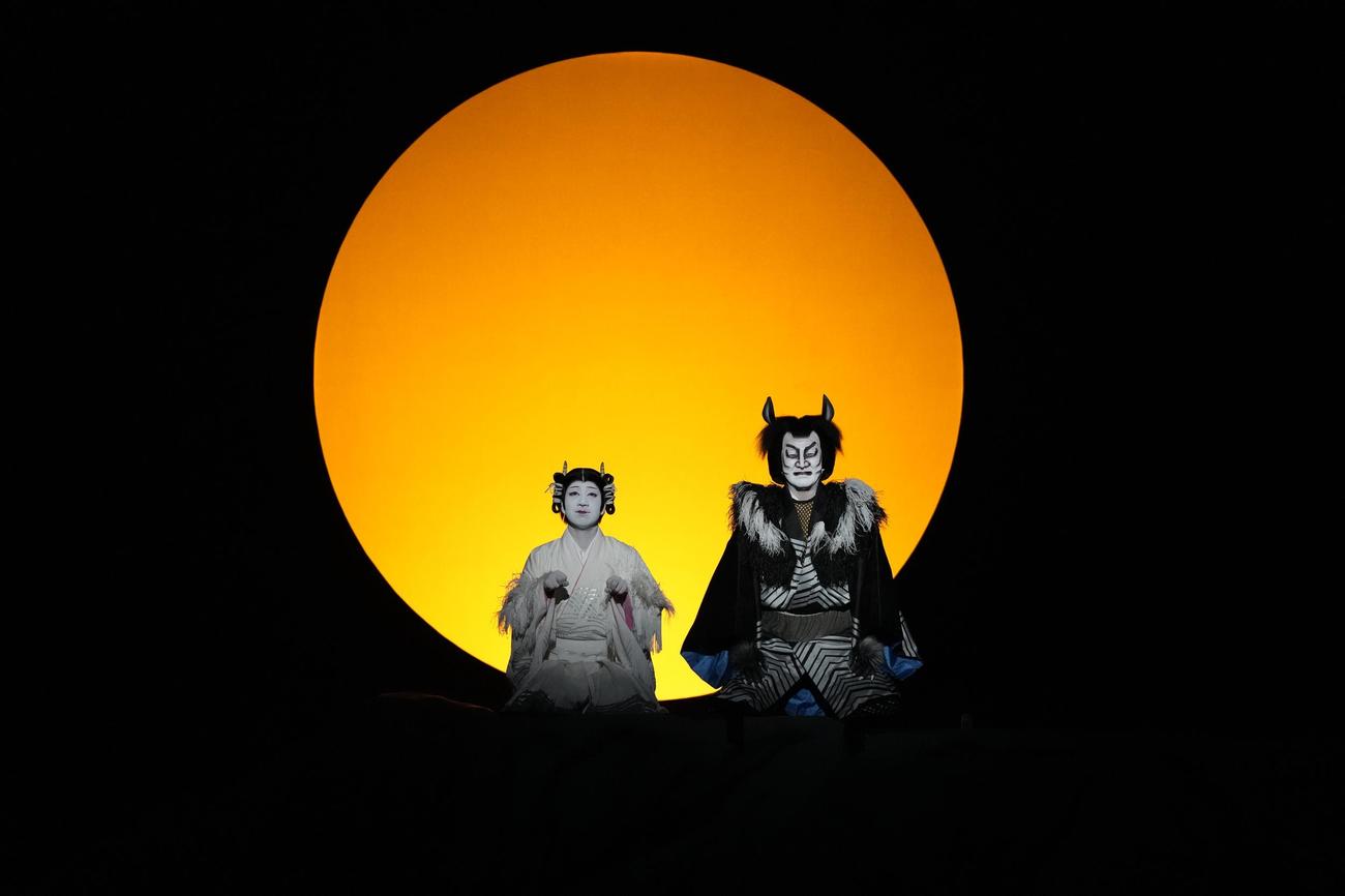 オオカミがぶにふんした中村獅童（右）と、ヤギめい役の中村壱太郎