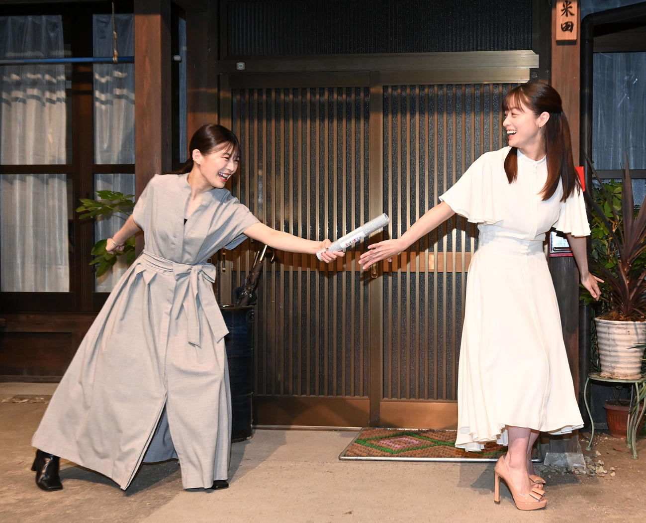 NHK連続テレビ小説「虎に翼」のヒロイン伊藤沙莉（左）からバトンを受け取る「おむすび」のヒロイン橋本環奈（撮影・前岡正明）