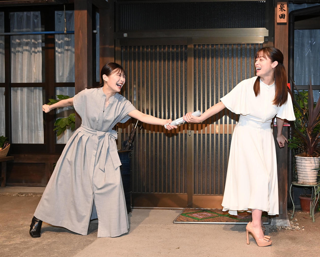 NHK連続テレビ小説「虎に翼」のヒロイン伊藤沙莉（左）からバトンを受け取る「おむすび」のヒロイン橋本環奈（撮影・前岡正明）