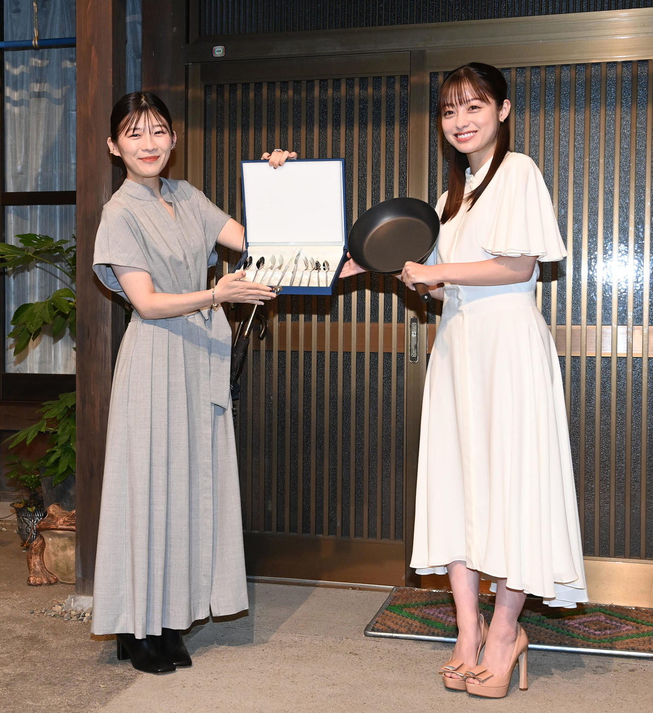 NHK連続テレビ小説「虎に翼」のヒロイン伊藤沙莉（左）からフライパンと自身の名前が入ったカトラリーセットをプレゼントされた「おむすび」のヒロイン橋本環奈（撮影・前岡正明）