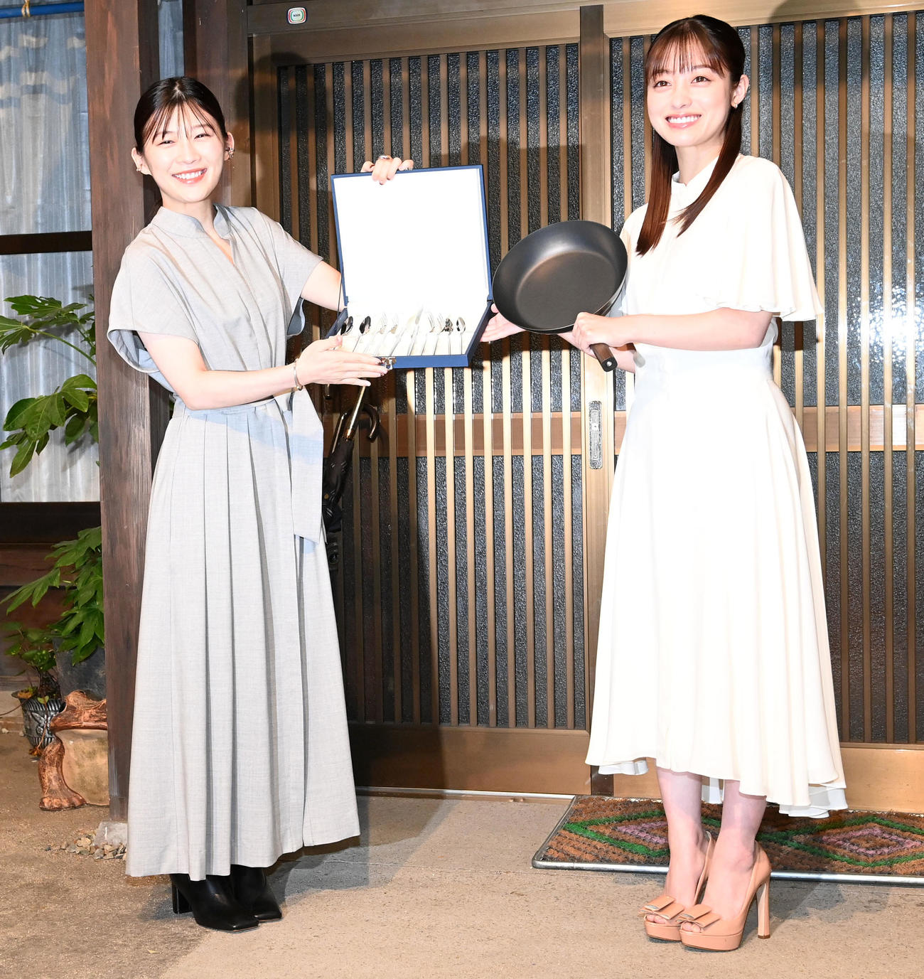 NHK連続テレビ小説「虎に翼」のヒロイン伊藤沙莉（左）からフライパンと自身の名前が入ったカトラリーセットをプレゼントされた「おむすび」のヒロイン橋本環奈（撮影・前岡正明）