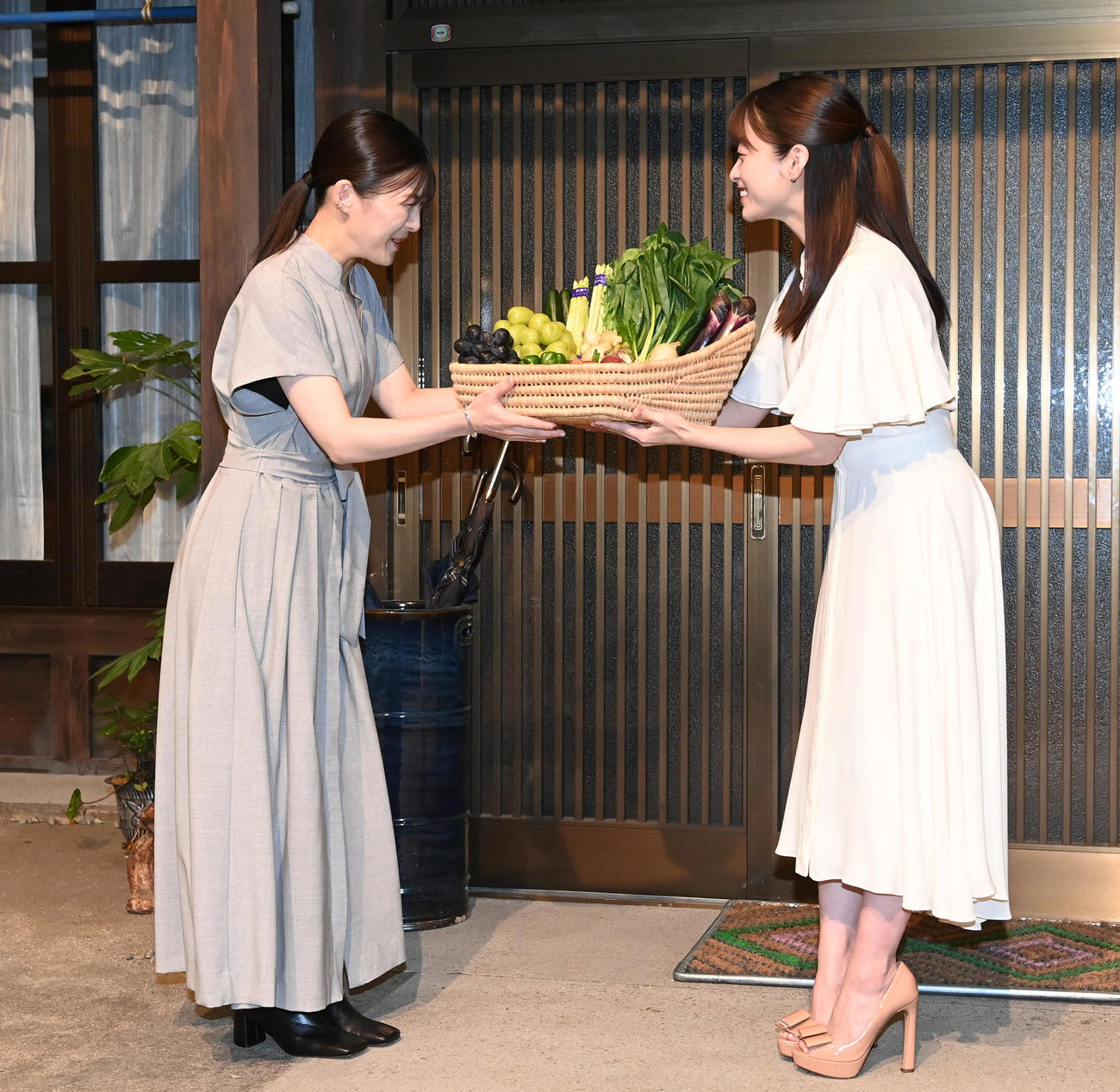 NHK連続テレビ小説「虎に翼」のヒロイン伊藤沙莉（左）に福岡県糸島の名産品つめあわせをプレゼントする「おむすび」のヒロイン橋本環奈（撮影・前岡正明）