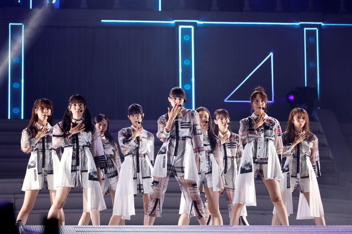 「真夏の全国ツアー2024」神宮球場公演でパフォーマンスする乃木坂46　撮影・鈴木健太氏(KENTA Inc.)