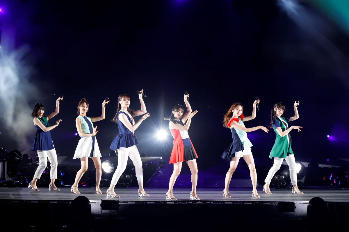 「真夏の全国ツアー2024」神宮球場公演で「他の星から」をパフォーマンスする乃木坂46。左から4人目は与田祐希　撮影・鈴木健太氏(KENTA Inc.)