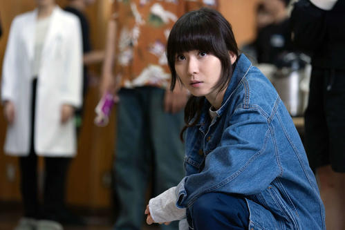 松岡茉優「ギークス」第９話４・１％　西条は血まみれのカーディガンと血のついたナイフを発見