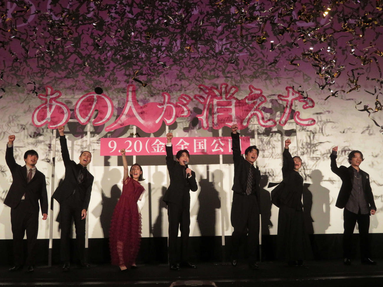 映画「あの人が消えた」完成披露上映会に登壇した、左から水野格監督、袴田吉彦、北香耶、高橋文哉、田中圭、坂井真紀、染谷将太（撮影・村上幸将）