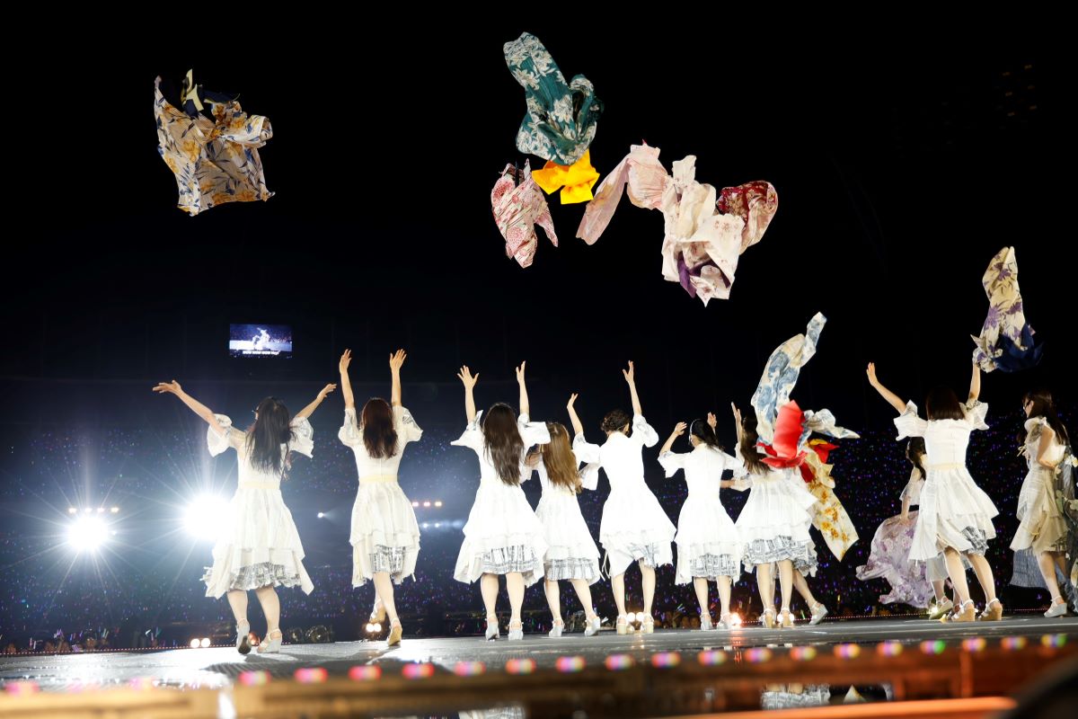 「真夏の全国ツアー2024」神宮球場公演でパフォーマンスする乃木坂46　撮影・鈴木健太氏(KENTA Inc.)
