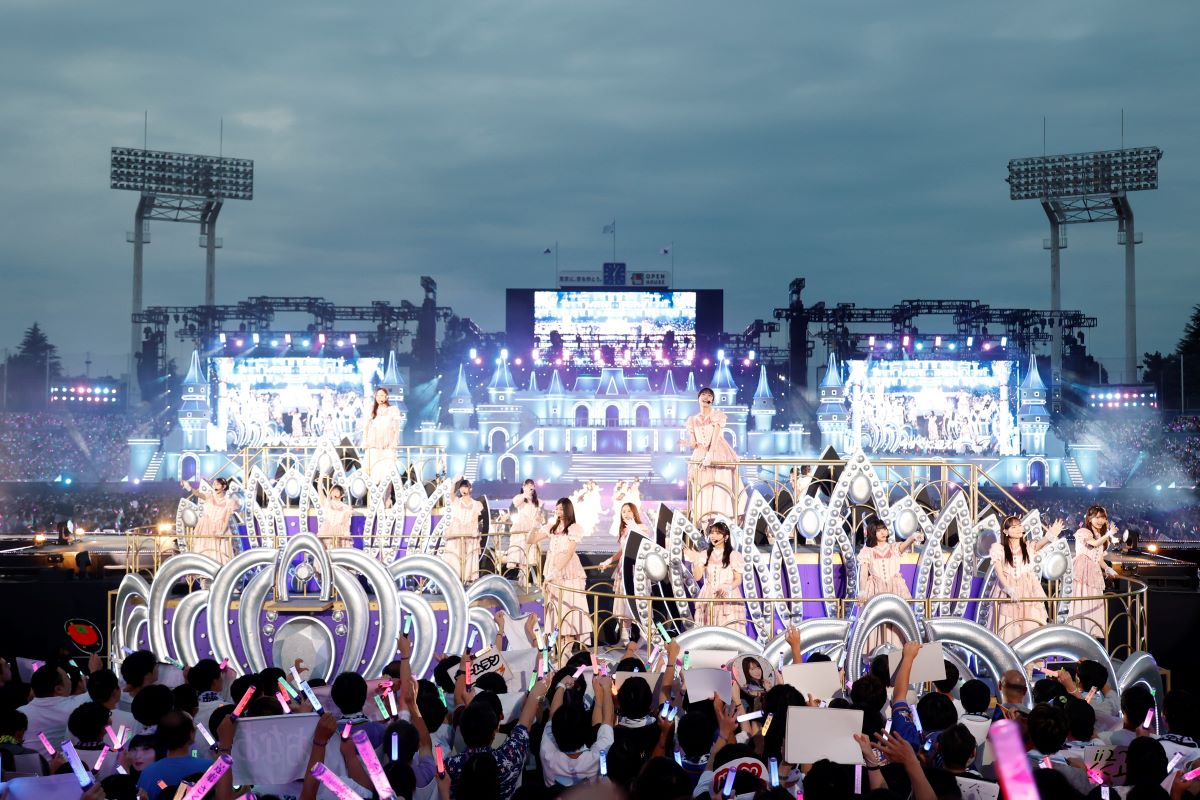 「真夏の全国ツアー2024」神宮球場公演でパフォーマンスする乃木坂46　撮影・鈴木健太氏(KENTA Inc.)