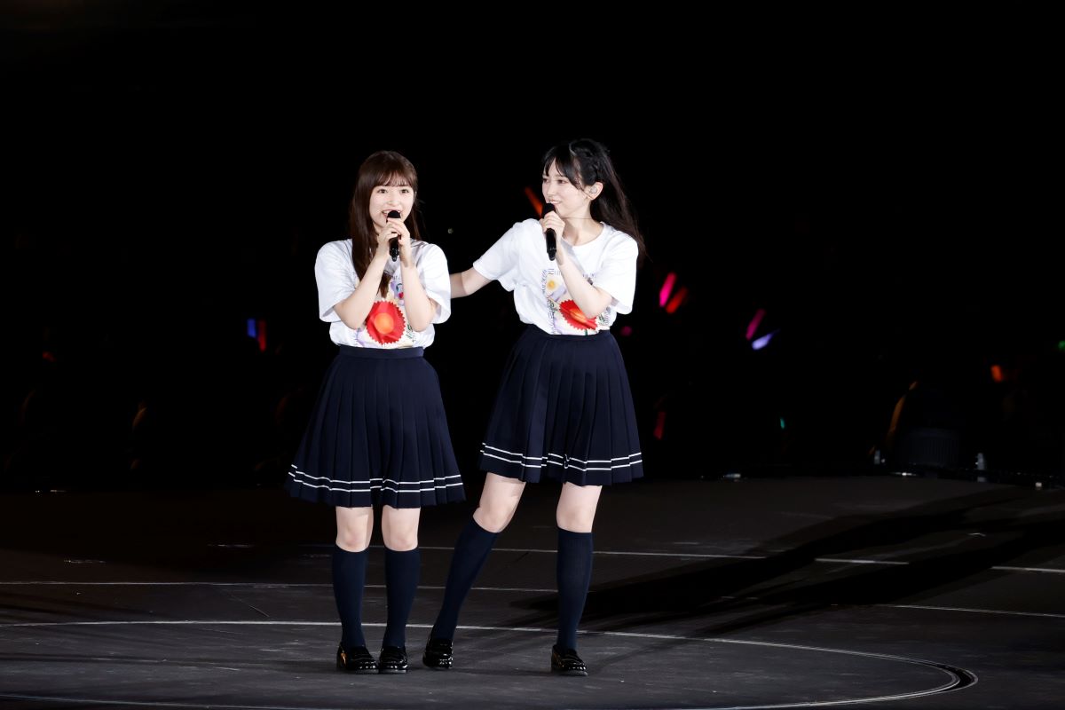 「真夏の全国ツアー2024」神宮球場公演でファンに呼びかける小川彩（左）と池田瑛紗　撮影・鈴木健太氏(KENTA Inc.)