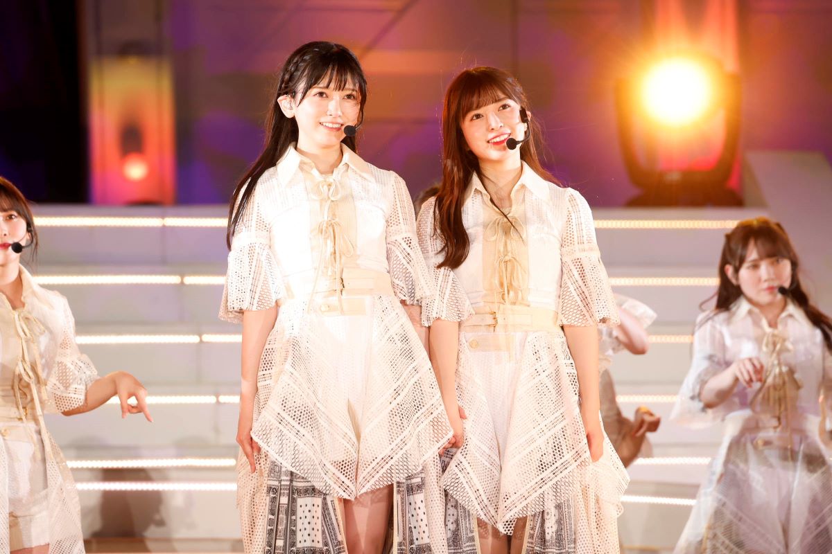 「真夏の全国ツアー2024」神宮球場公演でパフォーマンスする池田瑛紗（中央左）と小川彩（同右）　撮影・鈴木健太氏(KENTA Inc.)