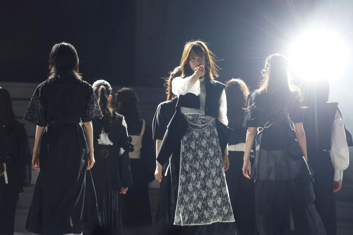 「真夏の全国ツアー2024」神宮球場公演でパフォーマンスする奥田いろは（中央）ら　撮影・鈴木健太氏(KENTA Inc.)