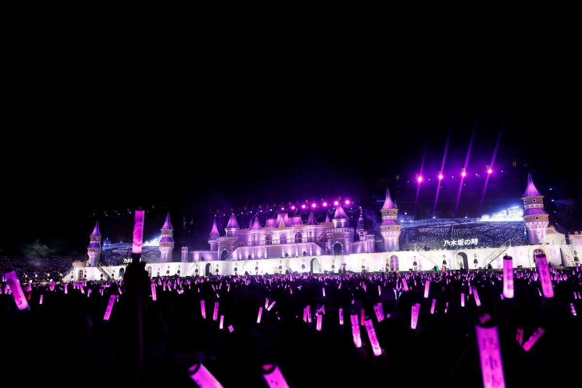 「真夏の全国ツアー2024」神宮球場公演でパフォーマンスする乃木坂46　撮影・鈴木健太氏(KENTA Inc.)