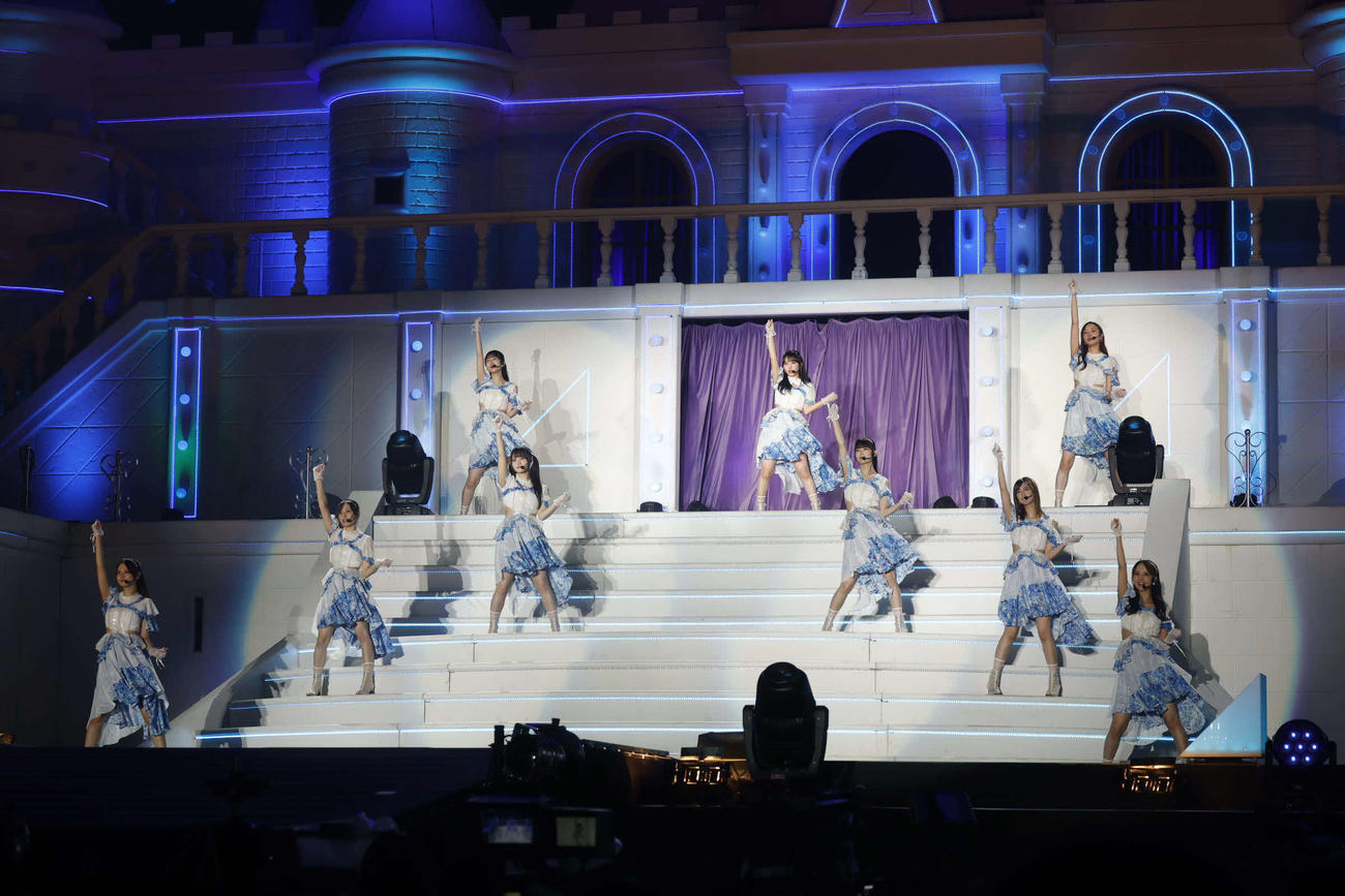 「真夏の全国ツアー2024」最終日公演でパフォーマンスする乃木坂46の3期生