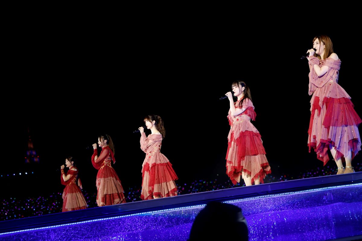 「真夏の全国ツアー2024」神宮球場公演でパフォーマンスする乃木坂46　撮影・鈴木健太氏(KENTA Inc.)