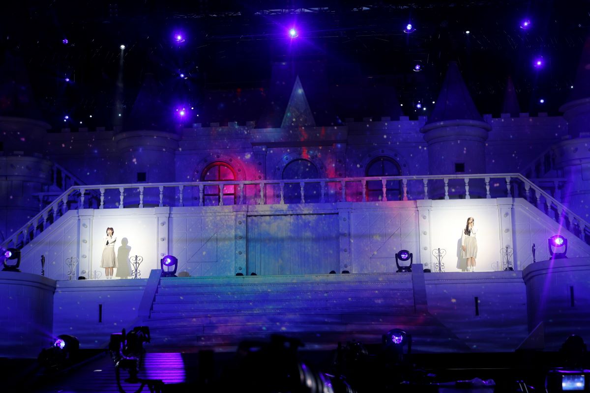 「真夏の全国ツアー2024」神宮球場公演で歌う中西アルノ（左）と井上和　撮影・鈴木健太氏(KENTA Inc.)
