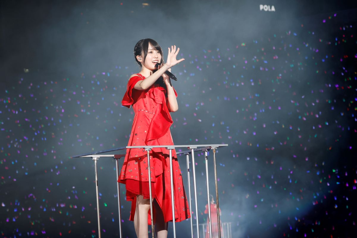 「真夏の全国ツアー2024」神宮球場公演でファンに手を振る賀喜遥香　撮影・鈴木健太氏(KENTA Inc.)