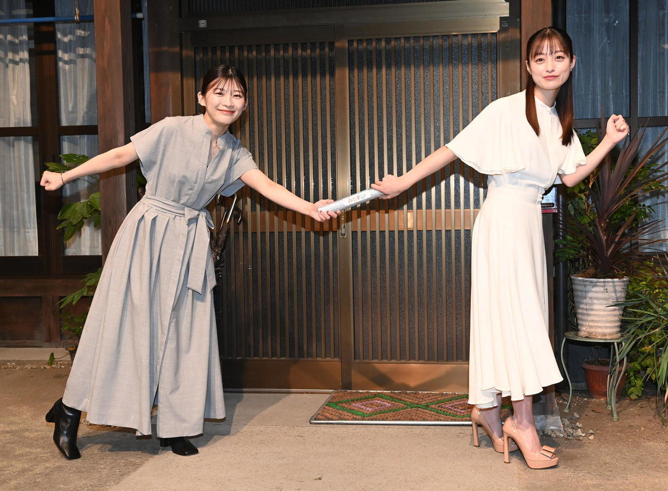NHK連続テレビ小説「虎に翼」のヒロイン伊藤沙莉（左）からバトンを受け取る「おむすび」のヒロイン橋本環奈（撮影・前岡正明）