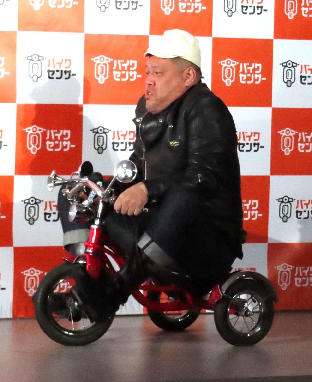 バイクセンサーの新CM発表会に、三輪車で登場した野性爆弾くっきー！（撮影・野見山拓樹）