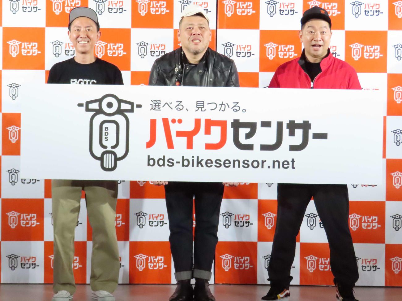 バイクセンサーの新CM発表会に出席した、左からチュートリアル福田充徳、野性爆弾くっきー！、レイザーラモンRG（撮影・野見山拓樹）
