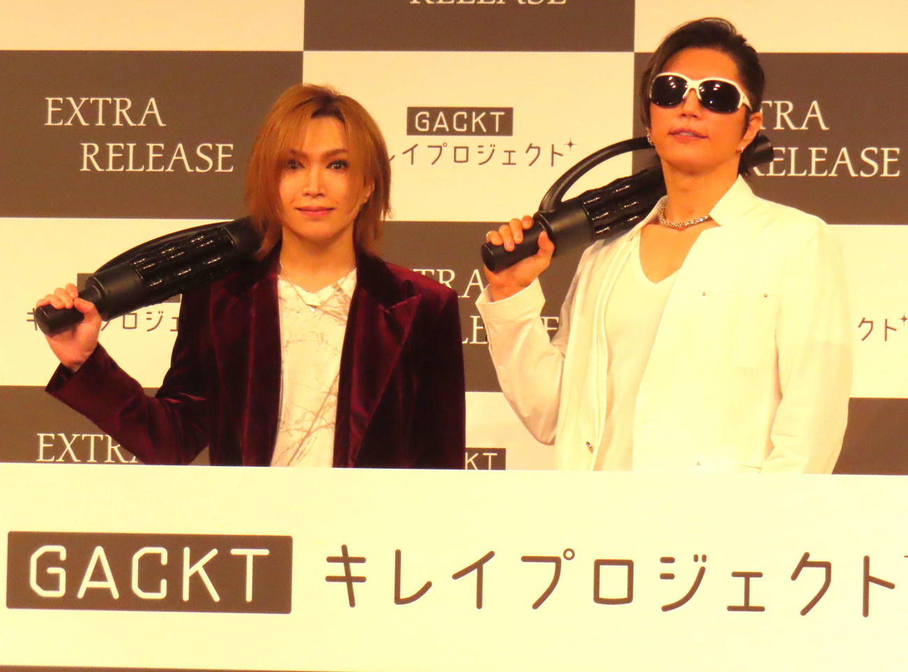 「GACKTキレイプロジェクト」発足記念イベントに登壇したゴールデンボンバー鬼龍院翔（左）とGACKT