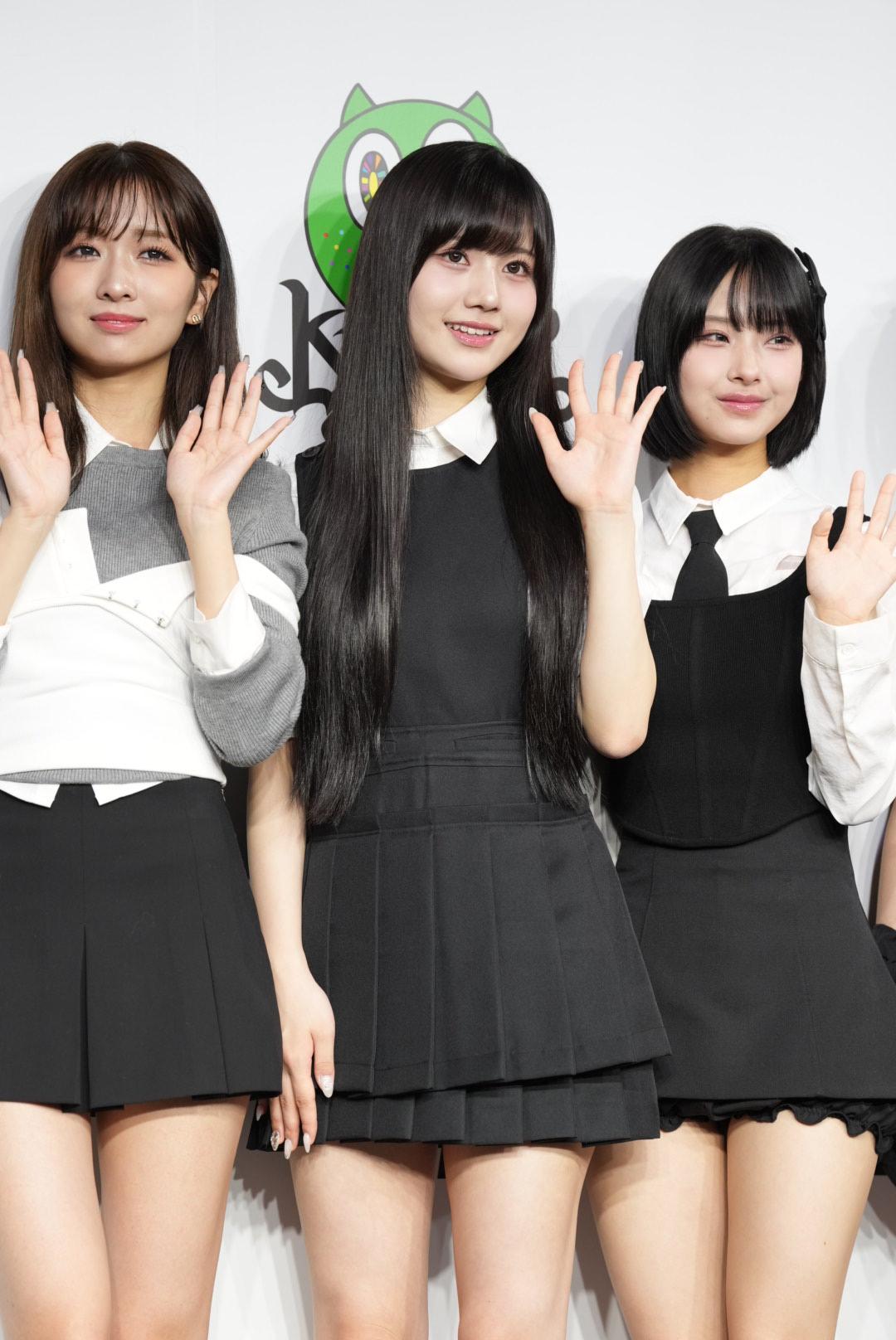 記者会見に臨むMADEINの、左からMiU、SERINA、NAGOMI（撮影・小沢裕）