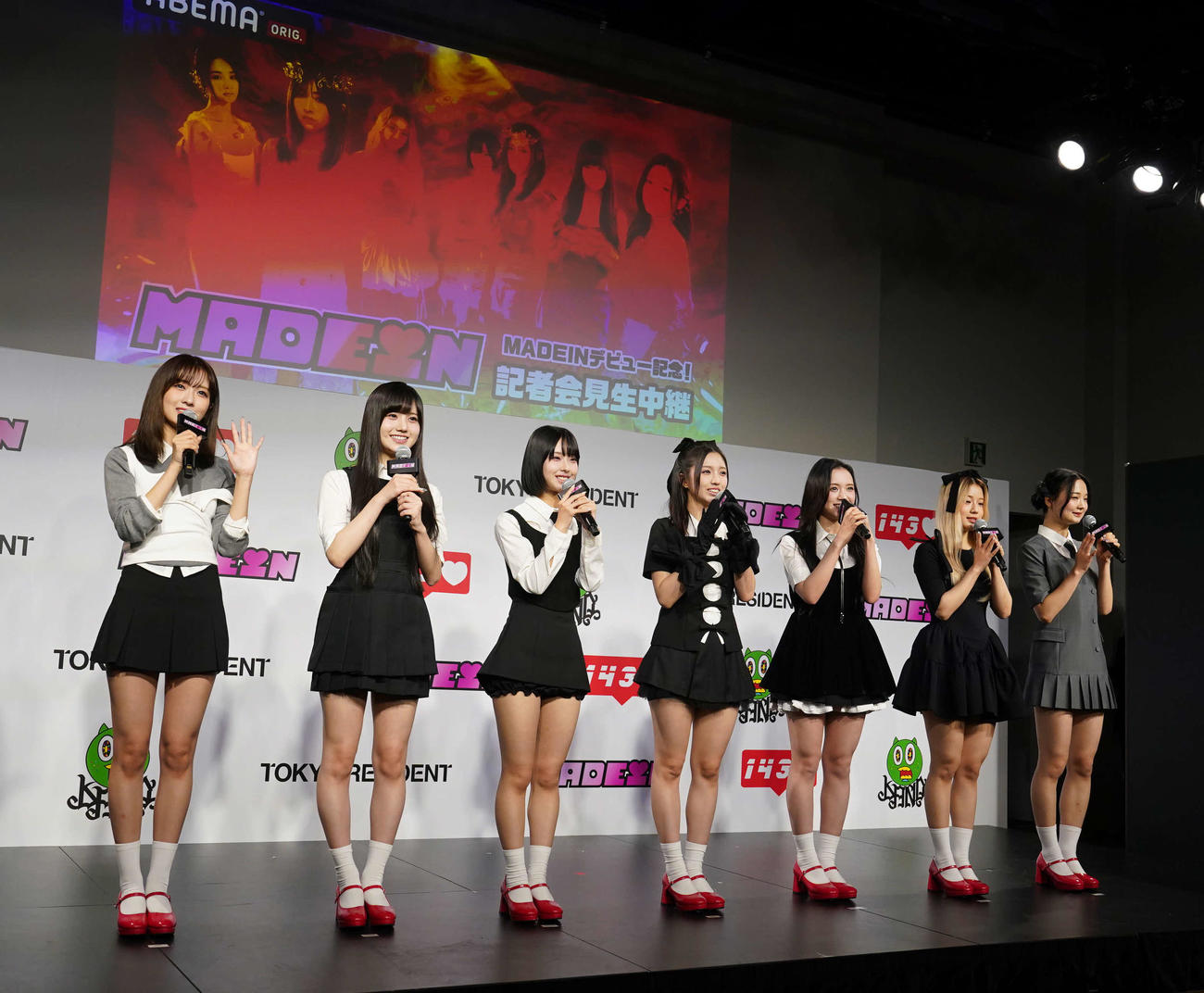 デビュー記者会見に臨むMADEINの、左からMiU、SERINA、NAGOMI、YESEO、MASHIRO、SUHYE、GAEUN（撮影・小沢裕）
