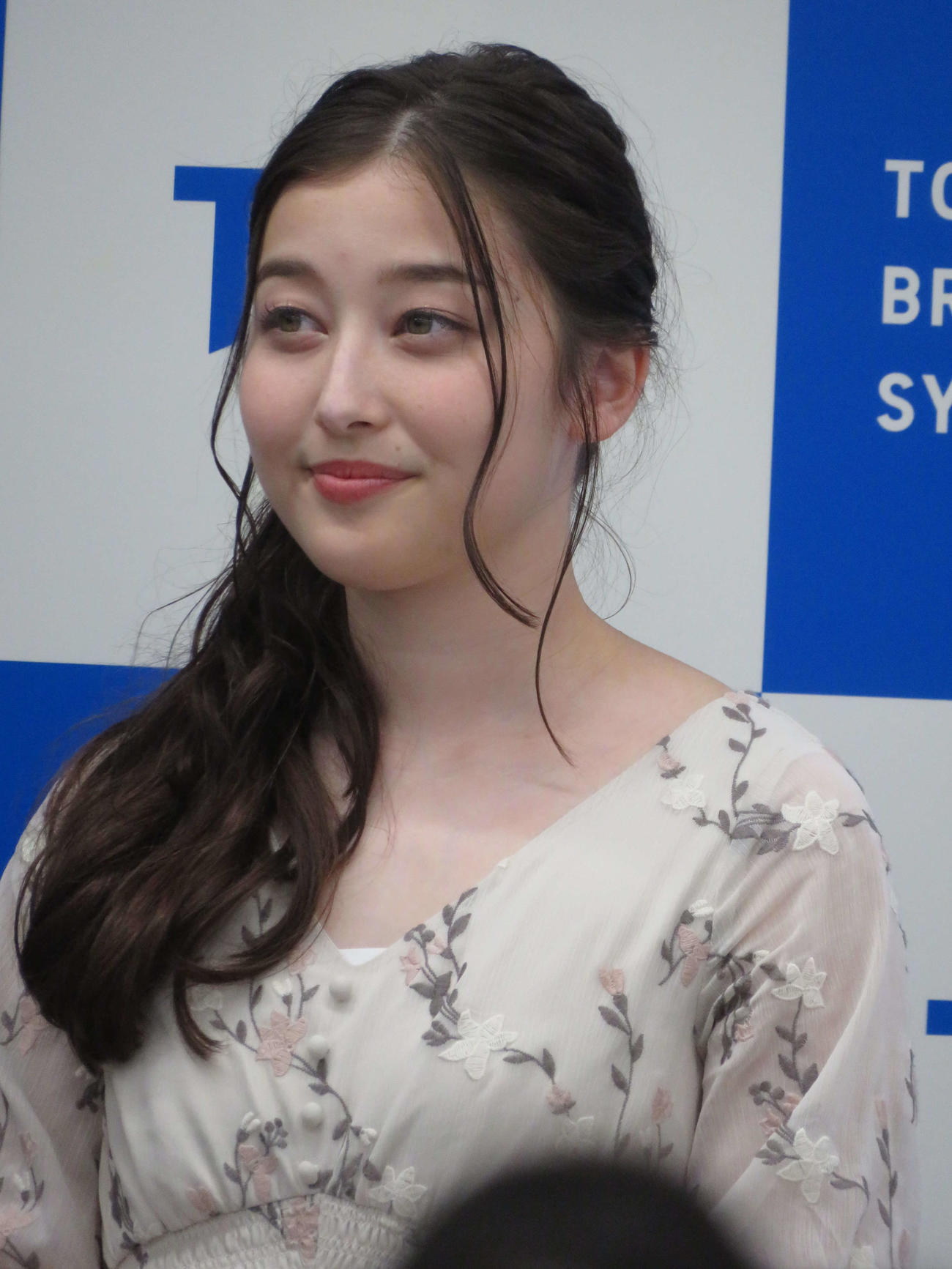 TBS編成会見で司会を務めた浦野芽良アナウンサー
