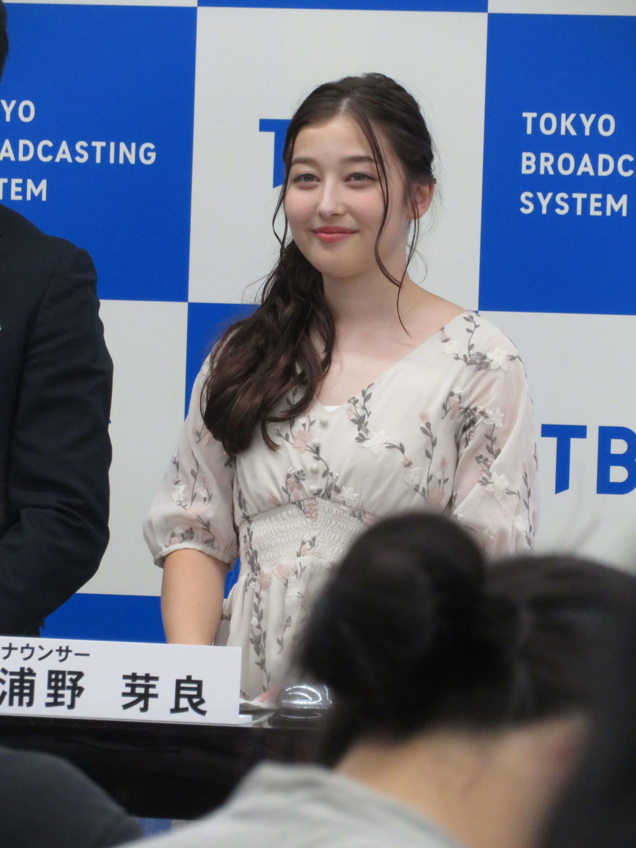 TBS編成会見で司会を務めた浦野芽良アナウンサー