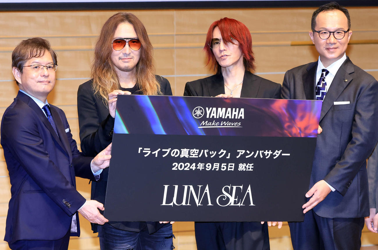「ライブの真空パック」アンバサダーに就任したLUNA SEAのJ（中央左）とSUGIZO（同右）はヤマハ山浦敦社長（右）とミュージックコネクト推進部の三田祥二部長と記念撮影（撮影・浅見桂子）