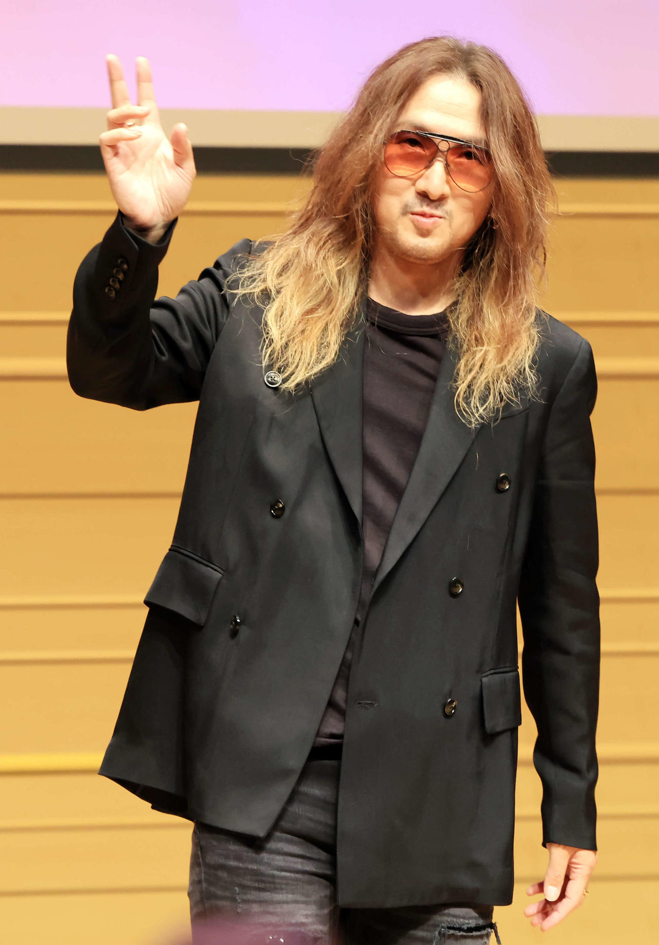 「ライブの真空パック」アンバサダーに就任したLUNA SEAのJは手を振る（撮影・浅見桂子）