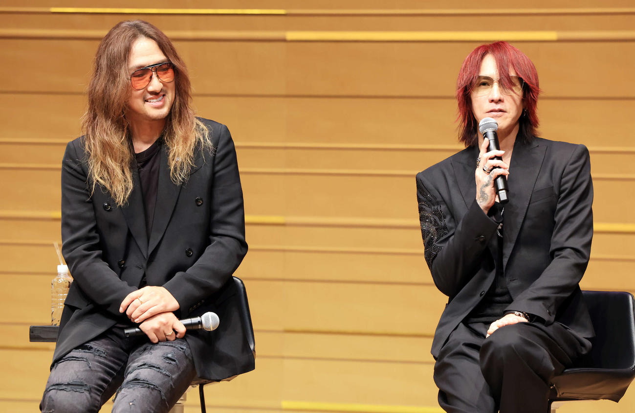 「ライブの真空パック」アンバサダーに就任したLUNA SEAのJ（左）とSUGIZOは報道陣の質問に答える（撮影・浅見桂子）