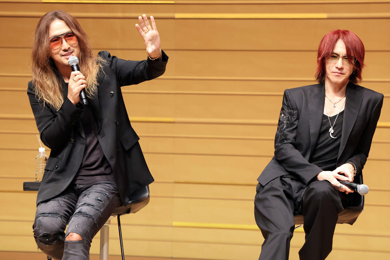 「ライブの真空パック」アンバサダーに就任したLUNA SEAのJ（左）とSUGIZOは報道陣の質問に答える（撮影・浅見桂子）