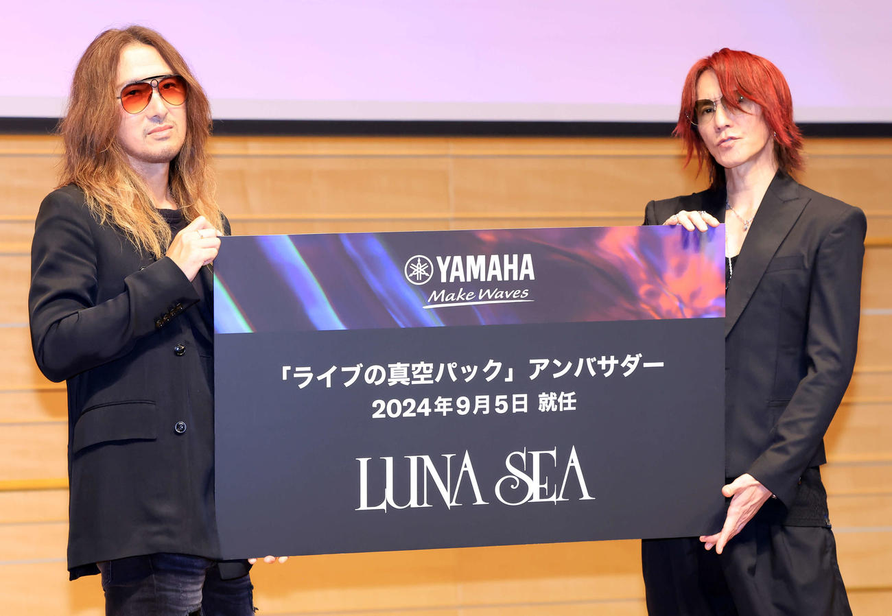「ライブの真空パック」アンバサダーに就任したLUNA SEAのJ（左）とSUGIZOは記念撮影（撮影・浅見桂子）