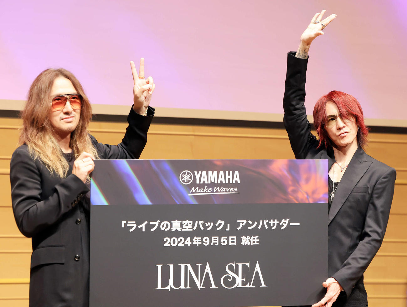 「ライブの真空パック」アンバサダーに就任したLUNA SEAのJ（左）とSUGIZOは記念撮影（撮影・浅見桂子）