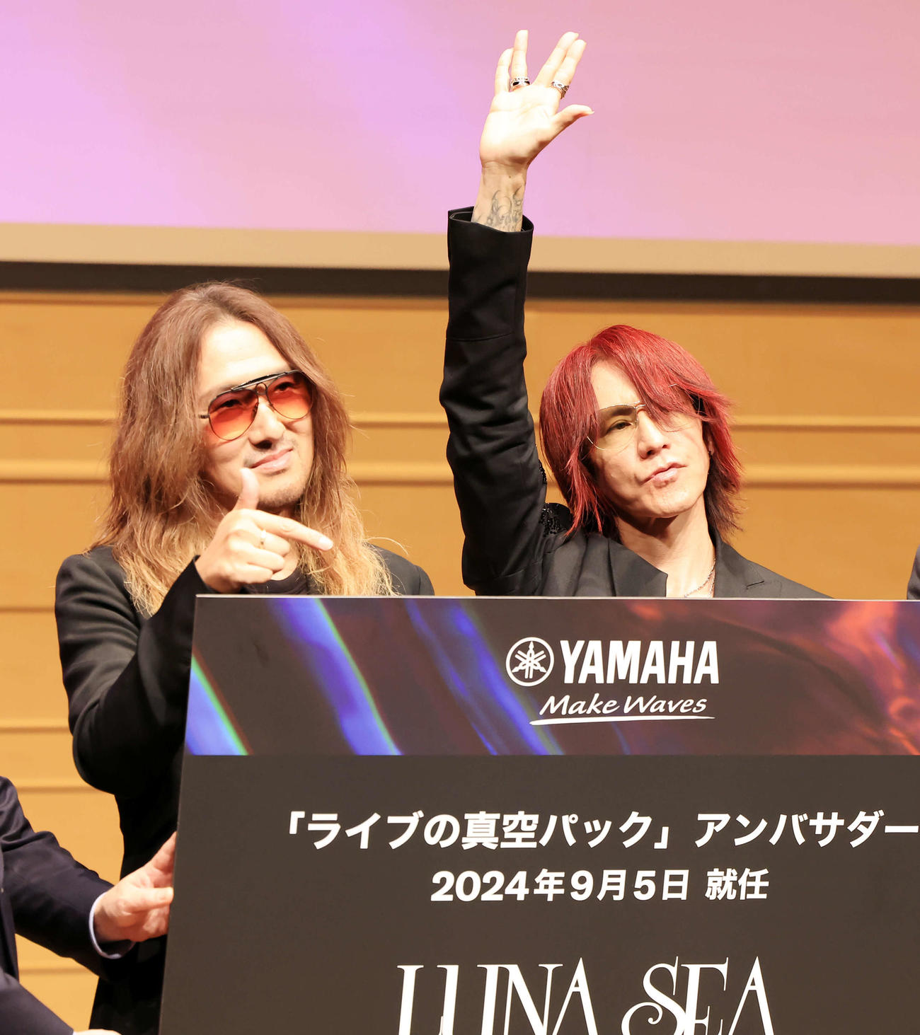 「ライブの真空パック」アンバサダーに就任したLUNA SEAのJ（左）とSUGIZOはポーズ（撮影・浅見桂子）