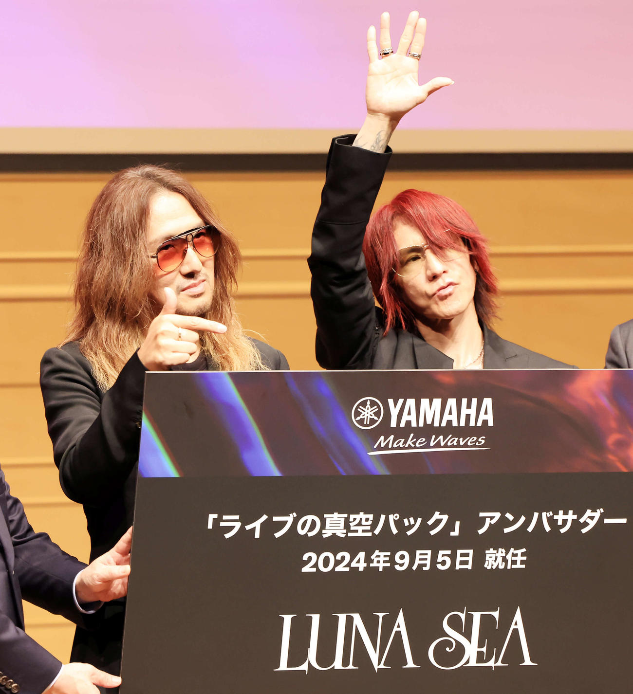 「ライブの真空パック」アンバサダーに就任したLUNA SEAのJ（左）とSUGIZOはポーズ（撮影・浅見桂子）