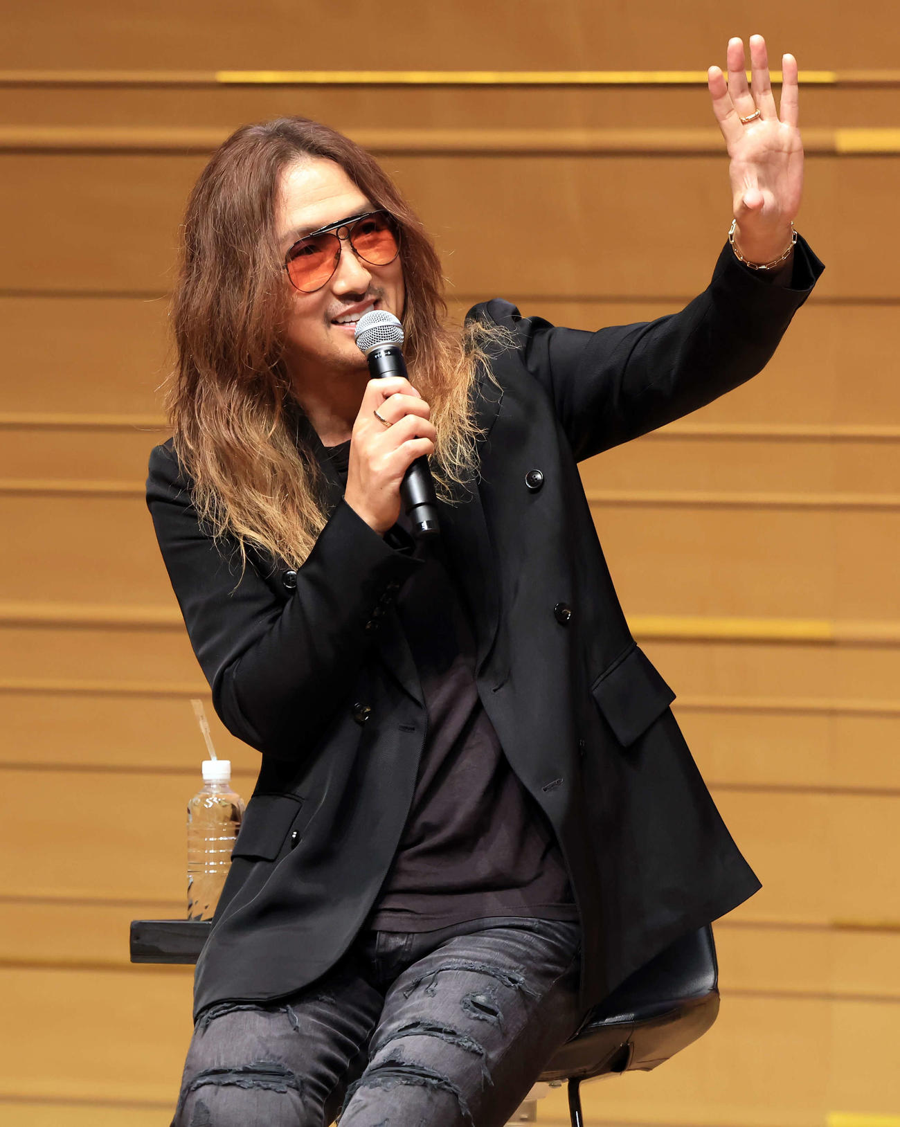「ライブの真空パック」アンバサダーに就任したLUNA SEAのJは報道陣の質問に答える（撮影・浅見桂子）