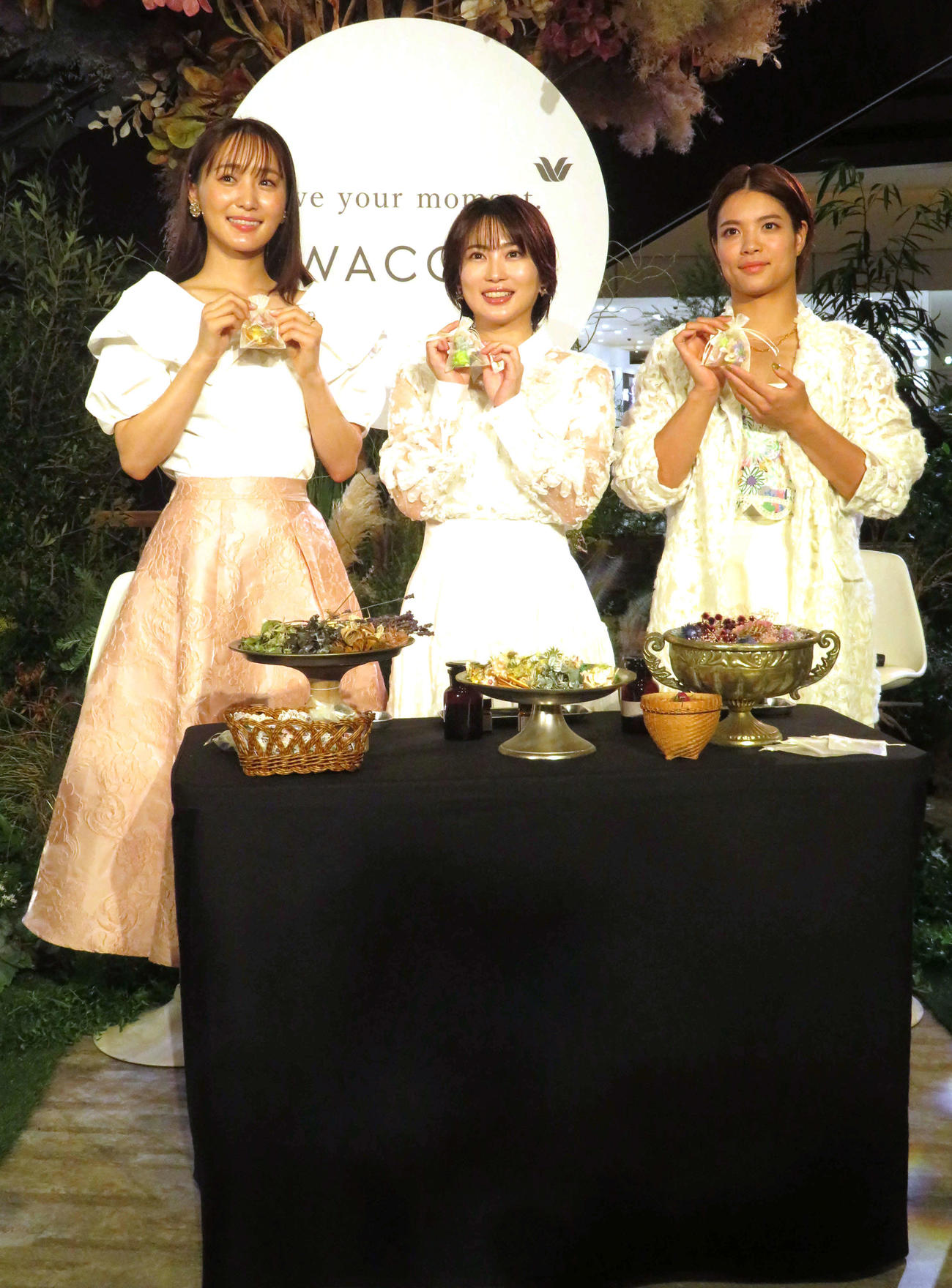 ワコール「Love your moment Garden」記者発表会に登壇した、左から菅井友香、志田未来、阿部詩（撮影・村上幸将）