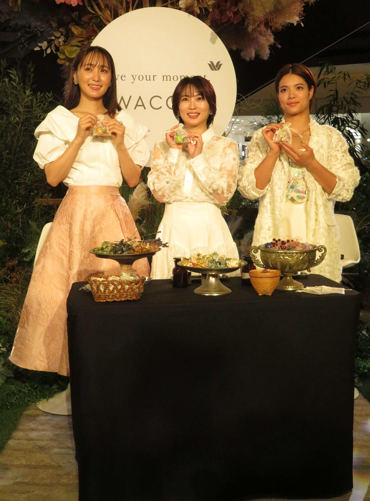 ワコール「Love your moment Garden」記者発表会に登壇した、左から菅井友香、志田未来、阿部詩（撮影・村上幸将）