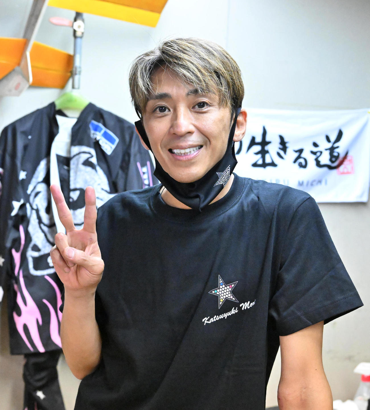 23年4月6日、復帰戦を勝利で飾りVサインする森且行