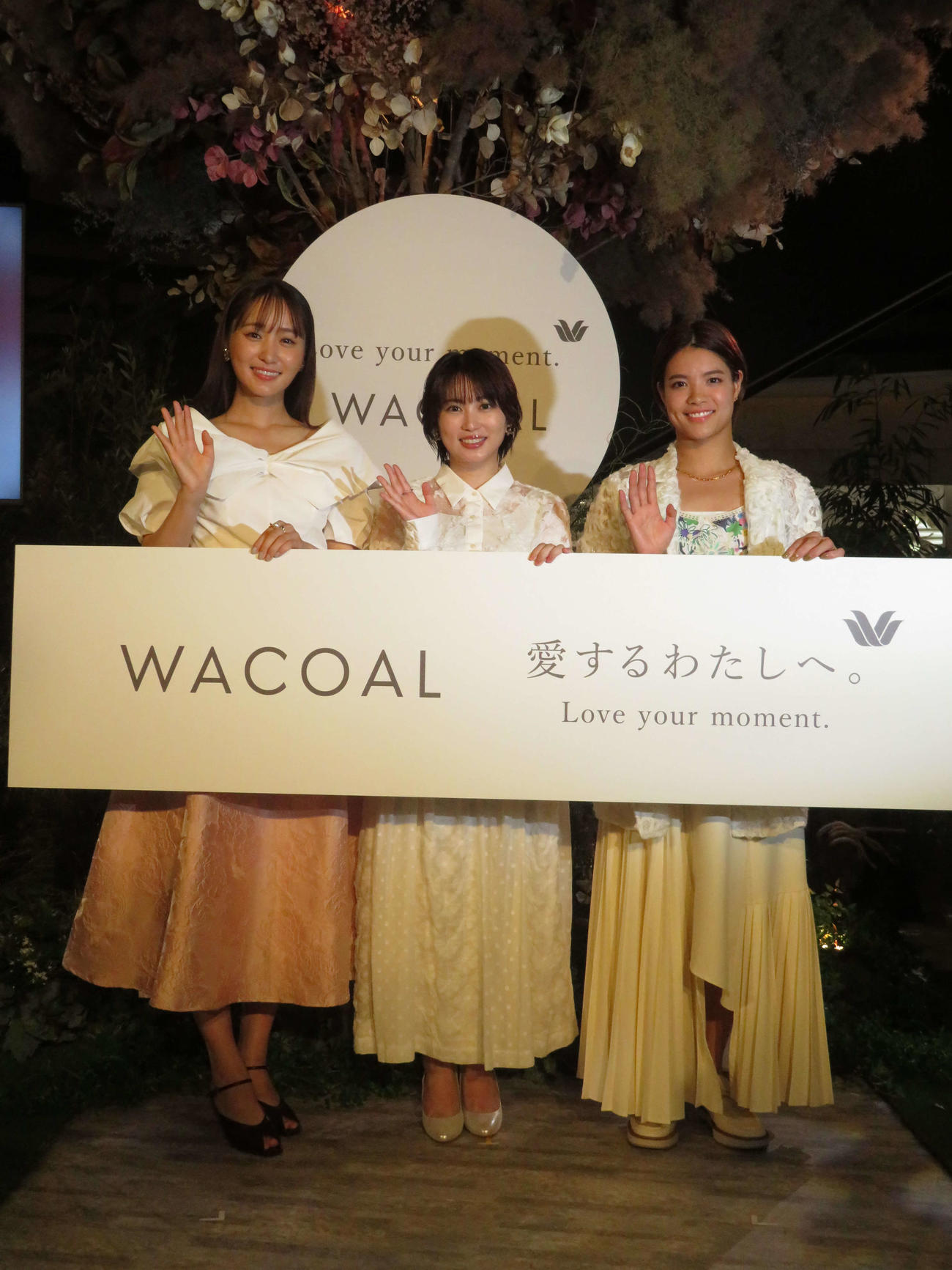 ワコール「Love your moment Garden」記者発表会に登壇した、左から菅井友香、志田未来、阿部詩（撮影・村上幸将）