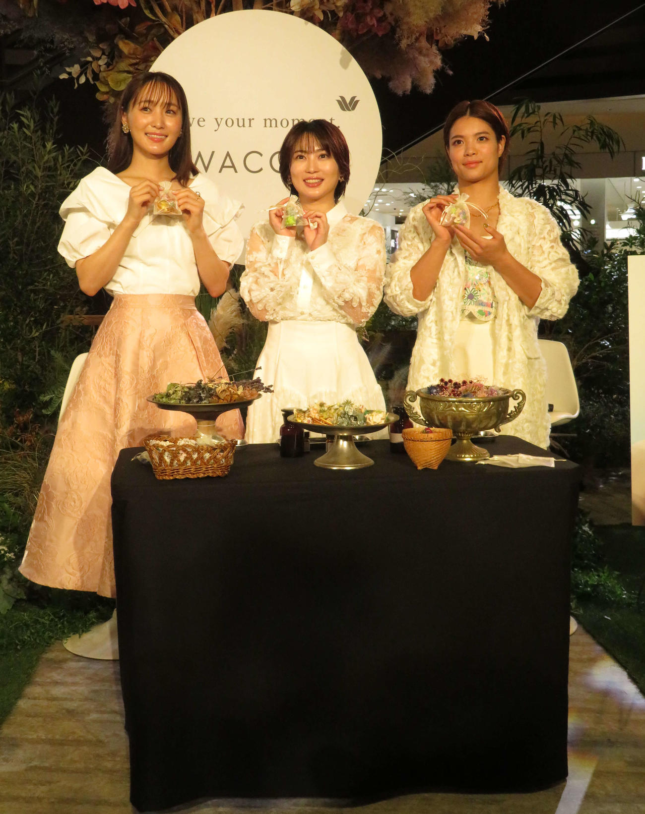 ワコール「Love your moment Garden」記者発表会に登壇した、左から菅井友香、志田未来、阿部詩（撮影・村上幸将）