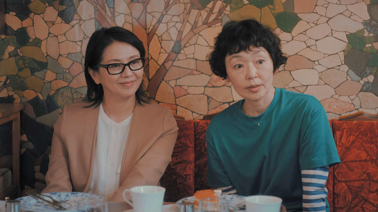 NHK BSの連続ドラマ「団地のふたり」の場面写真。小泉今日子（左）と小林聡美