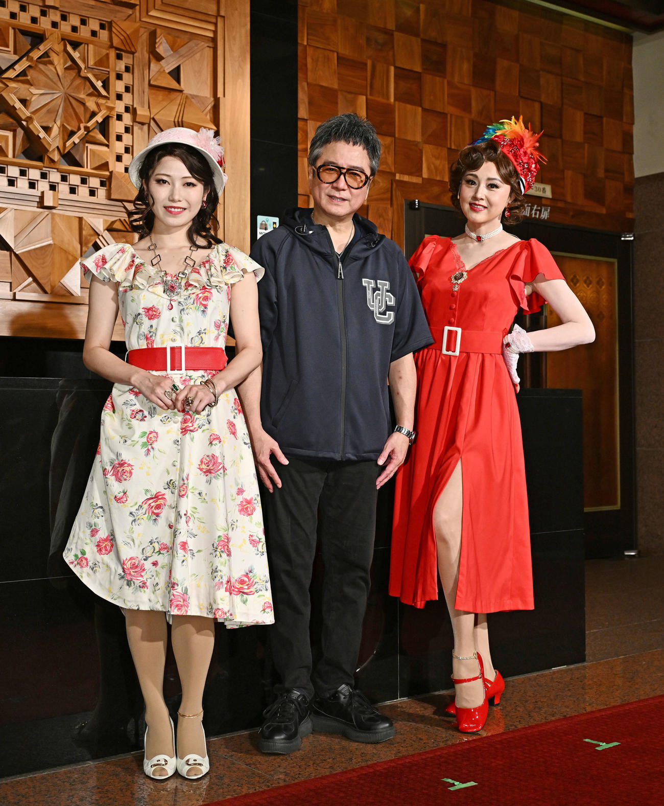 記念撮影する横山由依（左）、演出を務める錦織一清さん（中央）、藤原紀香（2024年8月撮影）