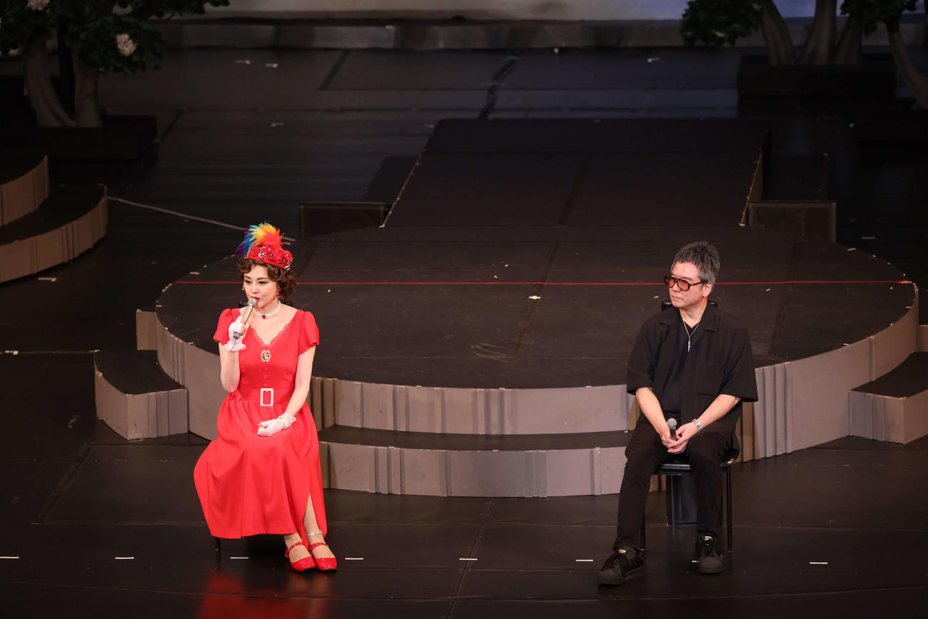 主演舞台「カルメン故郷に帰る」大阪・松竹座公演初日後のアフタートークに登場した藤原紀香（左）と錦織一清氏