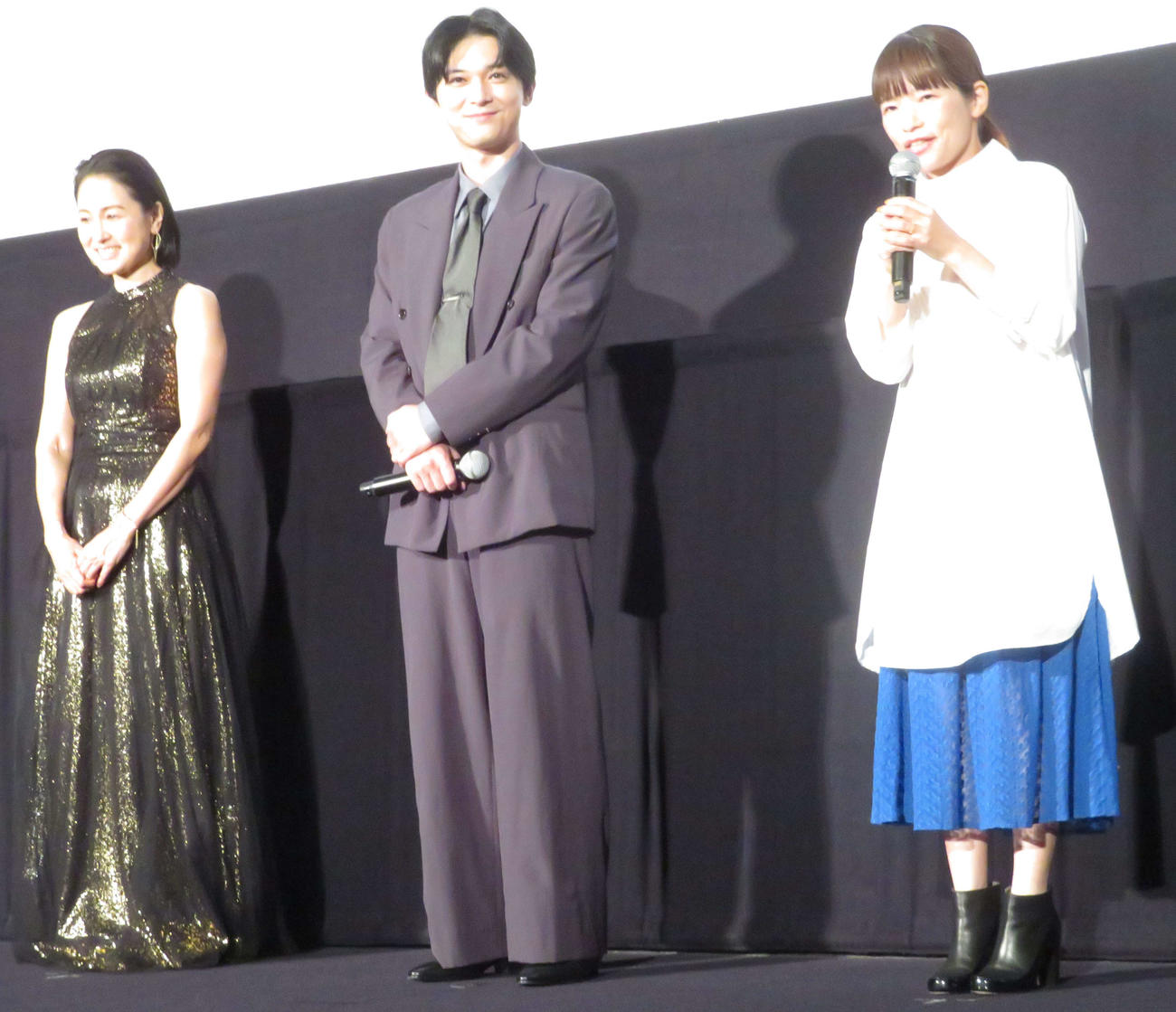 映画「ぼくが生きてる、ふたつの世界」完成披露上映会に登壇した、左から忍足亜希子、吉沢亮、呉美保監督（撮影・村上幸将）