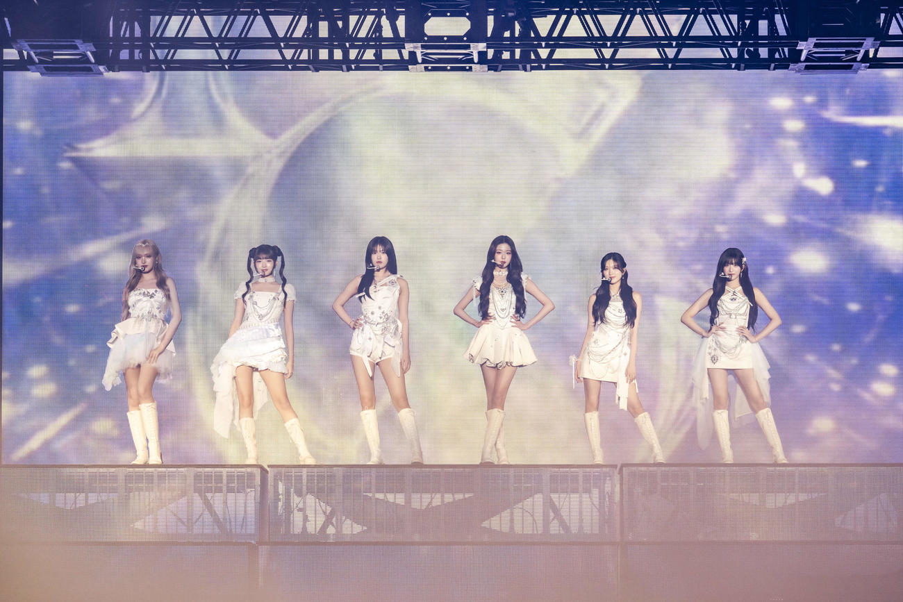 「IVE THE 1ST WORLD TOUR　’SHOW WHAT I HAVE’」ファイナル公演でパフォーマンスするIVE。左からリズ、レイ、ユジン、ウォニョン、ガウル、イソ。（撮影・田中聖太郎）