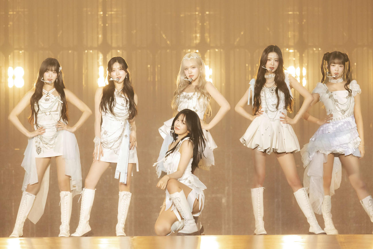 「IVE THE 1ST WORLD TOUR　’SHOW WHAT I HAVE’」東京ドーム公演でパフォーマンスするIVE。手前中央はユジン。後列左からイソ、ガウル、リズ、ウォニョン、レイ（田中聖太郎氏撮影）