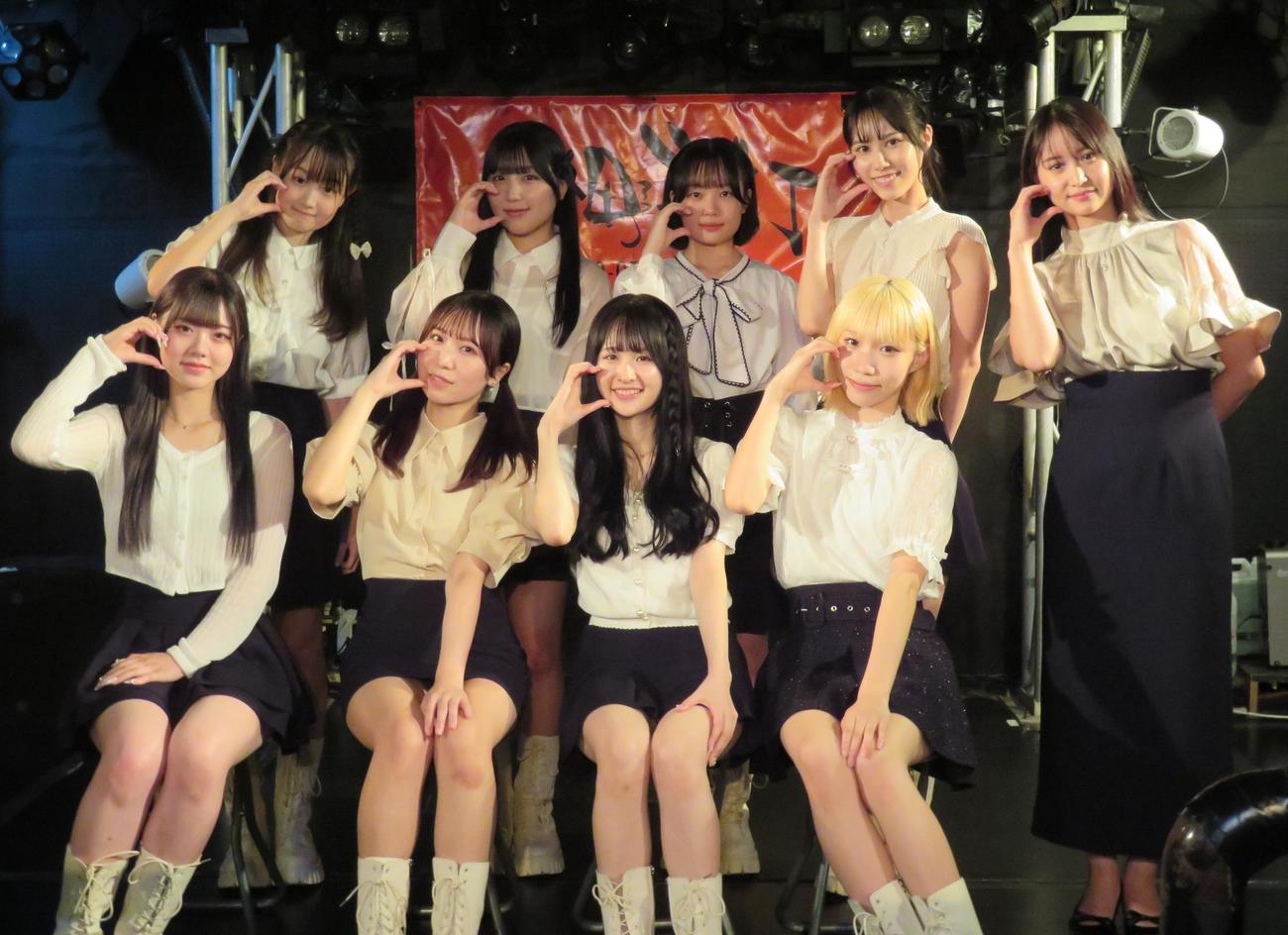 アイドルグループ「かぷ♡ちゅーる」の前列左から神崎みくも、夏見もも、望槻あやか、青瀬りな、後列左から松永りお、日野ここ、菅原りおん、大森あみか。右端は永尾まりや